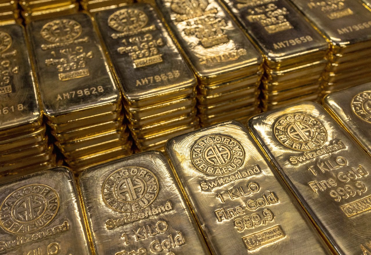 Los aranceles propuestos por Trump fueron considerados ilegales por la Corte Suprema, lo que causó incertidumbre en los acuerdos comerciales y un precio del oro cercano a los $5,200 por onza. (Reuters)