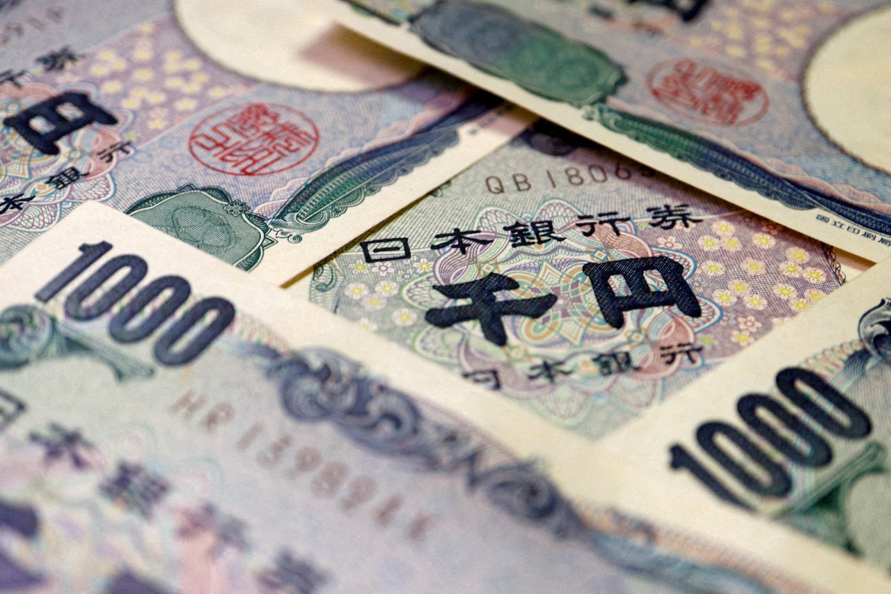 El Primer Ministro japonés, Kishida Fumio, expresó su reserva ante un posible incremento de tasas de interés, llevando al yen a depreciarse un 1% el 24 de diciembre. (Reuters)