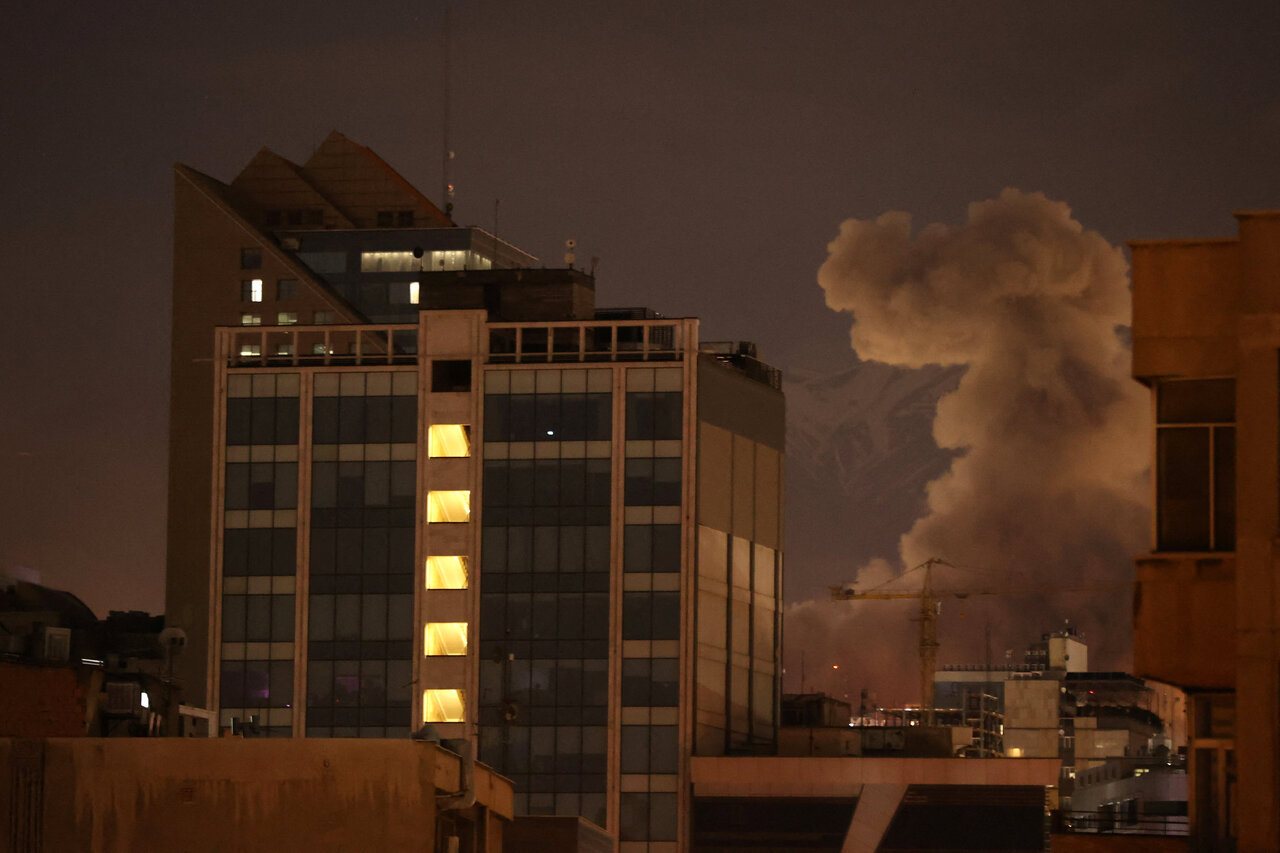 Israel y Estados Unidos continúan los ataques aéreos contra Irán, con humo elevándose sobre el área urbana de Teherán. (Reuters)