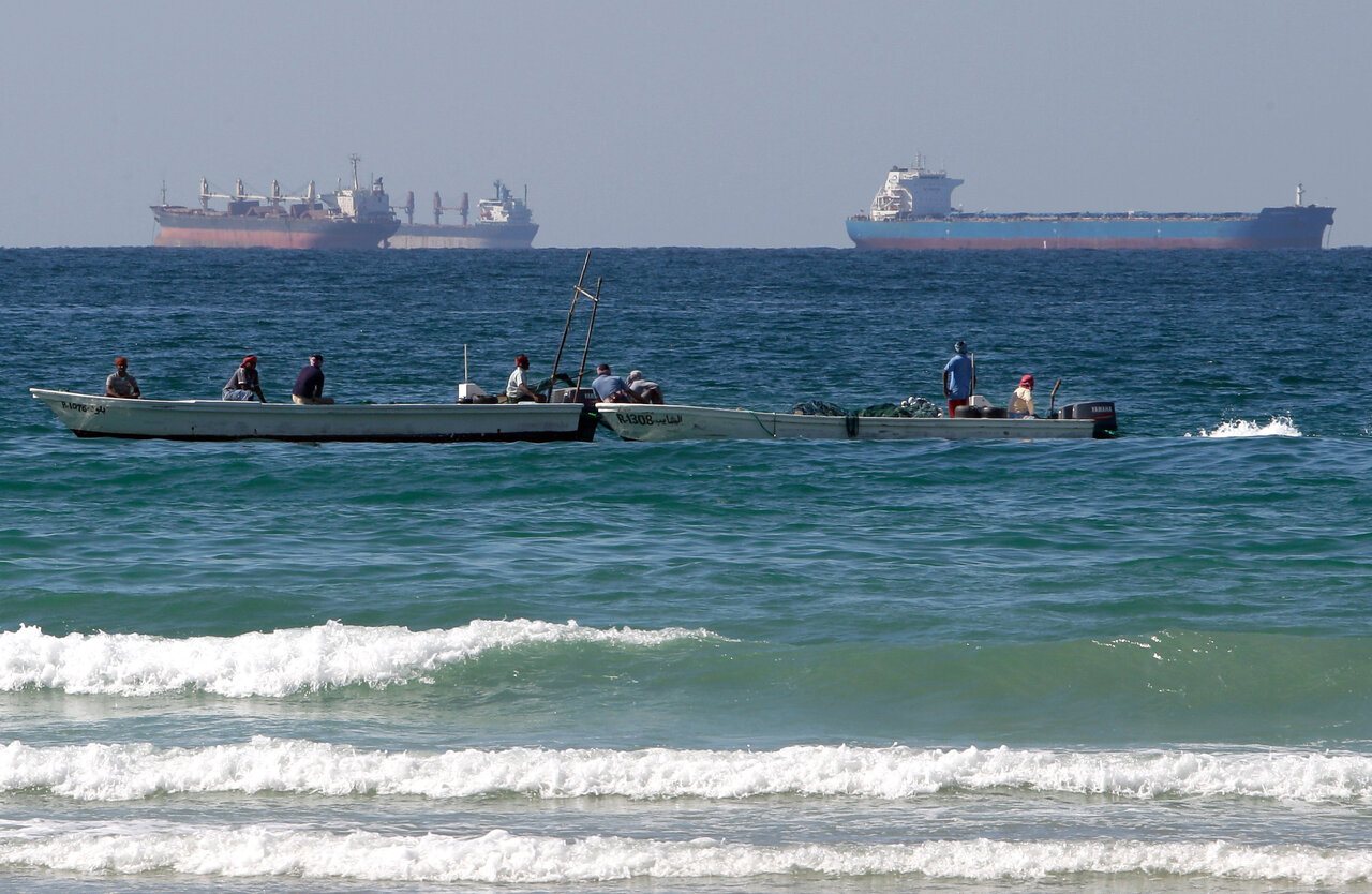 Los mayores operadores de carga del mundo están modificando sus rutas para evitar el Golfo Pérsico debido a la amenaza de los conflictos. La imagen muestra a pescadores observando los petroleros navegar por el estrecho de Ormuz. (AP)