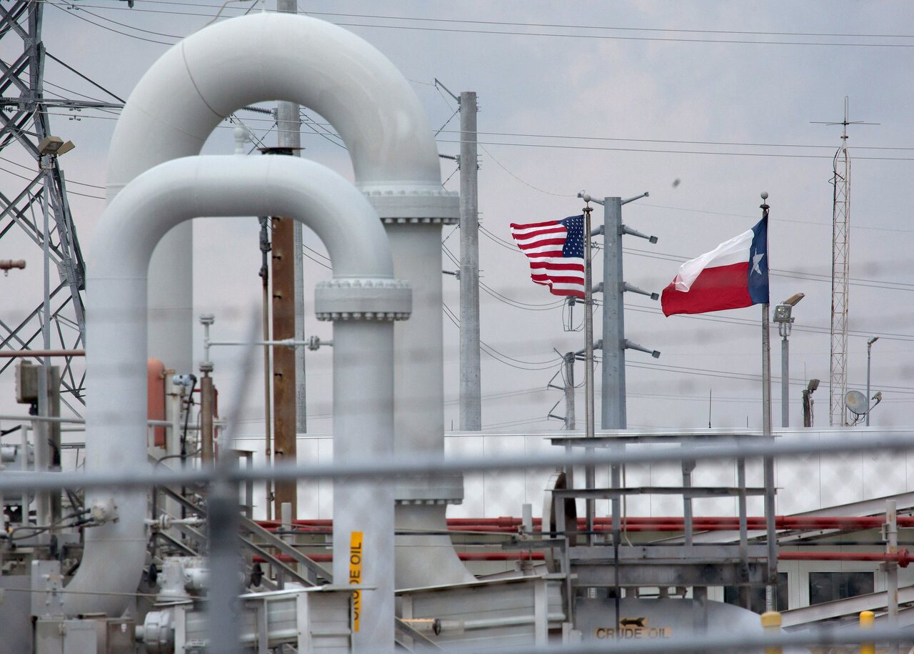 El intercambio de fuego entre Estados Unidos, Israel e Irán afecta el suministro de petróleo; los analistas anticipan que los precios del petróleo alcanzarán los 108 dólares por barril; imagen del almacenamiento estratégico de petróleo en Texas, EE. UU. (Reuters).