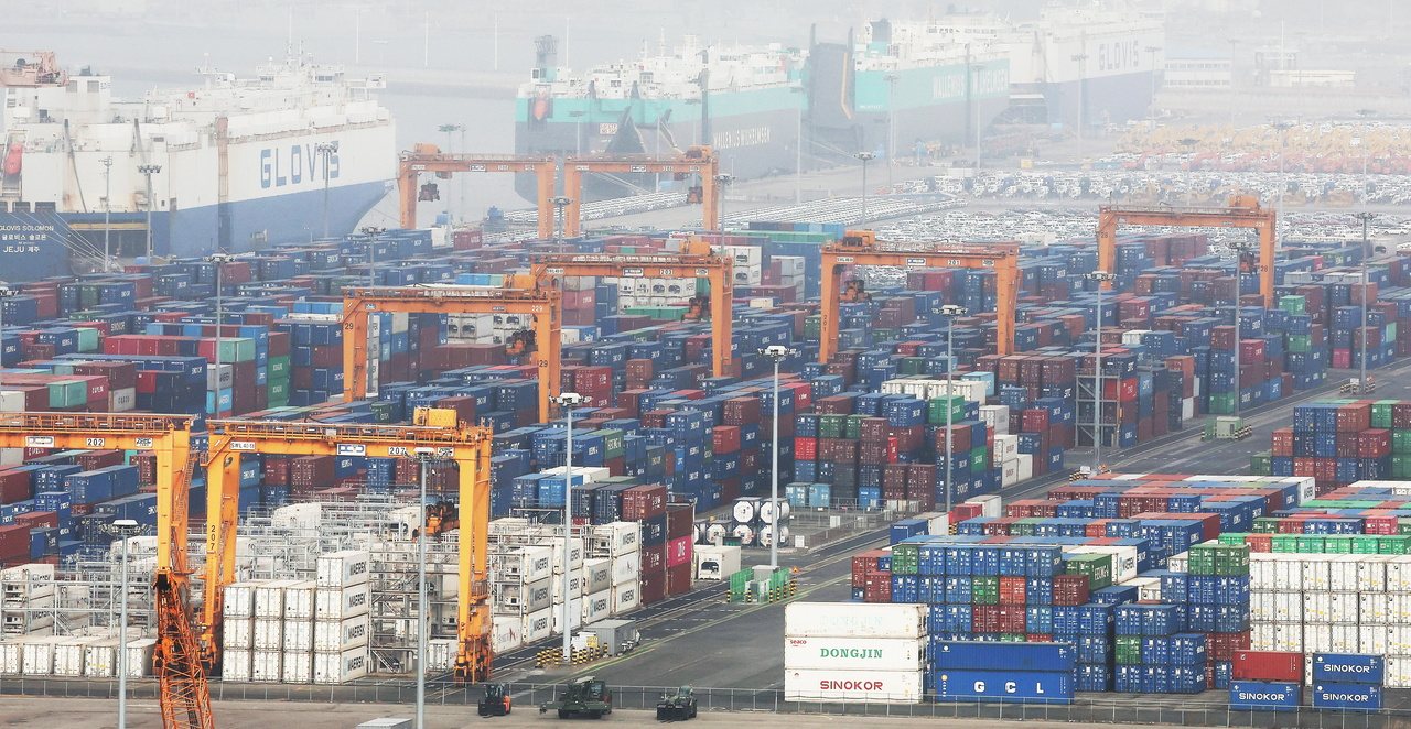 En los primeros 20 días de febrero, las exportaciones ajustadas de Corea del Sur aumentaron un 47.3%, impulsadas principalmente por un aumento del 134% en la exportación de chips. (AFP)