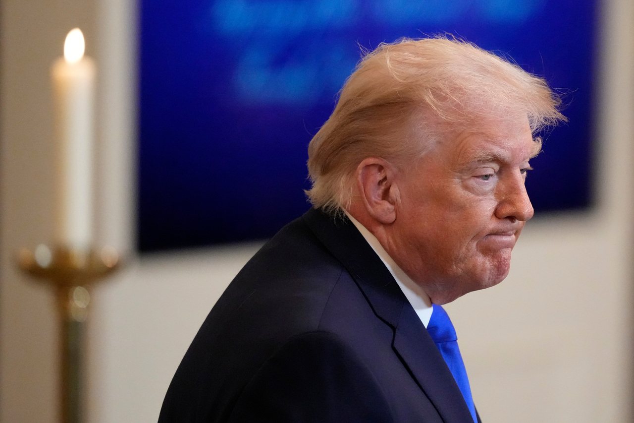 El stablecoin USD1 de la empresa de criptomonedas WLF de la familia Trump cae por debajo de 1 dólar durante el ataque coordinado a la cuenta de un cofundador, con un valor de mercado que disminuye de 5 mil millones a 4.76 mil millones. (AP)