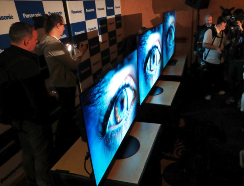 Panasonic transfiere sus operaciones de ventas y marketing de televisores en Europa y América a Skyworth Group, simbolizando el fin de la era de dominación del mercado por partes de las empresas japonesas. En la imagen, un televisor Panasonic se presenta en la CES 2024. (Reuters)