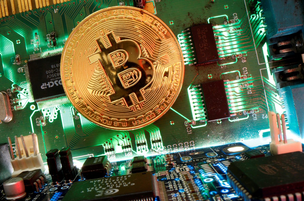Bitcoin hoy experimentó una caída superior al 5%, rompiendo la barrera de los 63,000 dólares. (Reuters)