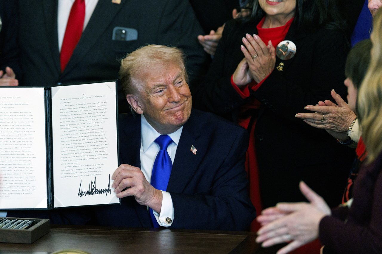 El presidente Trump firma una declaración en la Casa Blanca el día 23. (EPA)