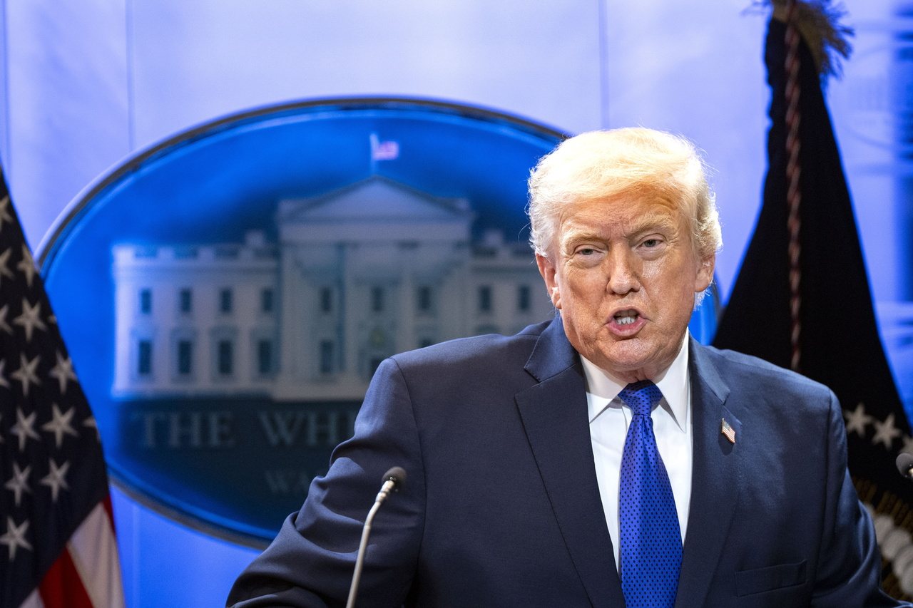 El presidente Trump ofrece una conferencia de prensa en la sala de prensa de la Casa Blanca sobre la anulación de sus medidas arancelarias por parte de la Corte Suprema. (Europan News Agency)