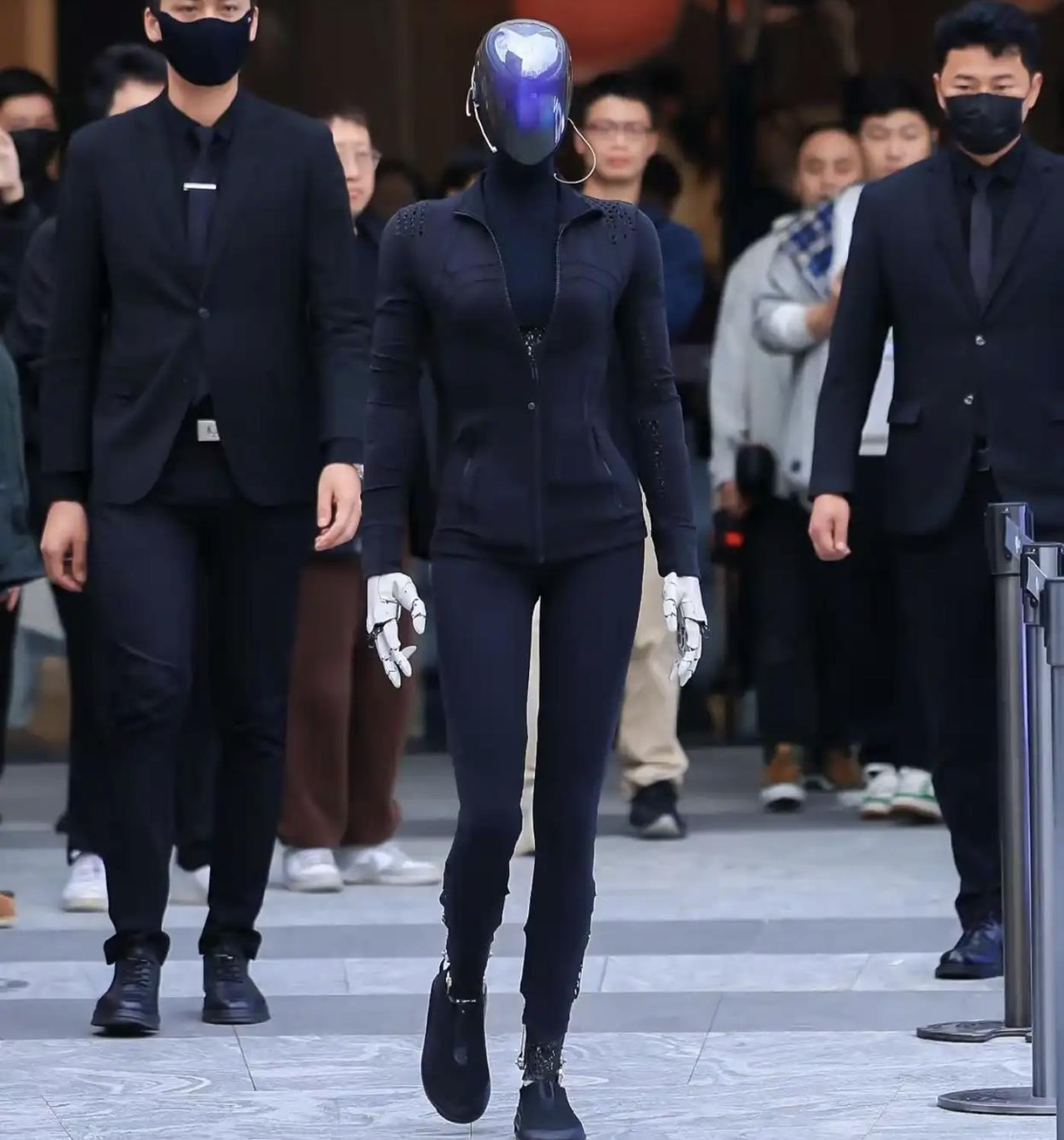 El robot humanoide IRON de Xiaopeng hizo su primera aparición en el centro comercial MixC en Shenzhen, pareciendo casi humano. (Foto / Captura de Weibo)