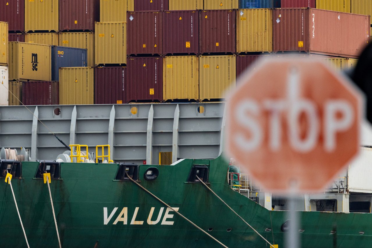 La Corte Suprema dictaminó el 20 que el uso de poderes para imponer aranceles por parte del presidente Trump era excesivo, y se suspenden los aranceles sobre bienes importados, que deberán ajustarse. En la imagen, un barco atracado en el puerto de Oakland, California. (Reuters)