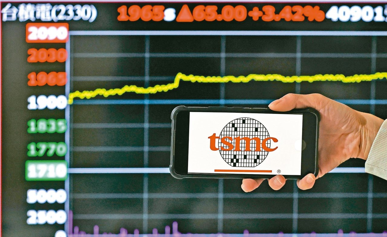 El 24 de octubre, el precio de las acciones de TSMC cerró en 1965 NT$, alcanzando un nuevo máximo en su cierre. (Fotógrafo: Du Jianzhong)
