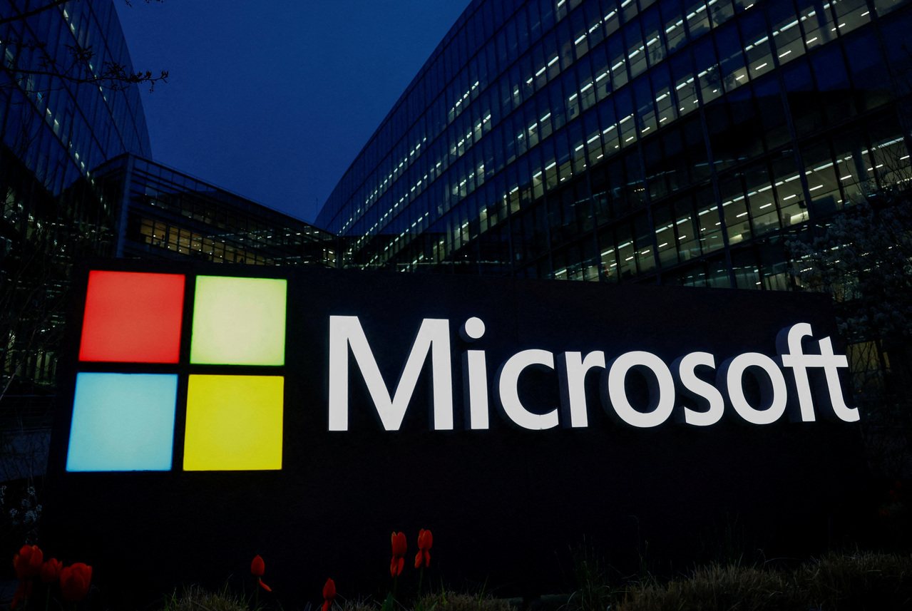 Las acciones de Microsoft se acercan a la media móvil de 200 semanas; el mercado observa si se repetirán los rebotes pasados. (Reuters)