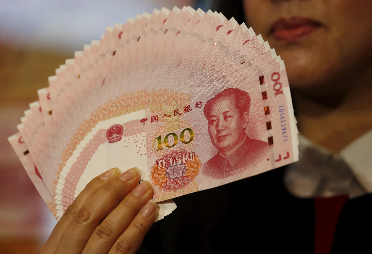 La tasa de cambio del renminbi frente al dólar estadounidense sigue la tendencia fuerte del segundo semestre del Año de la Serpiente, continuando su ascenso en los primeros dos días de negociación del Año del Caballo. (Reuters)