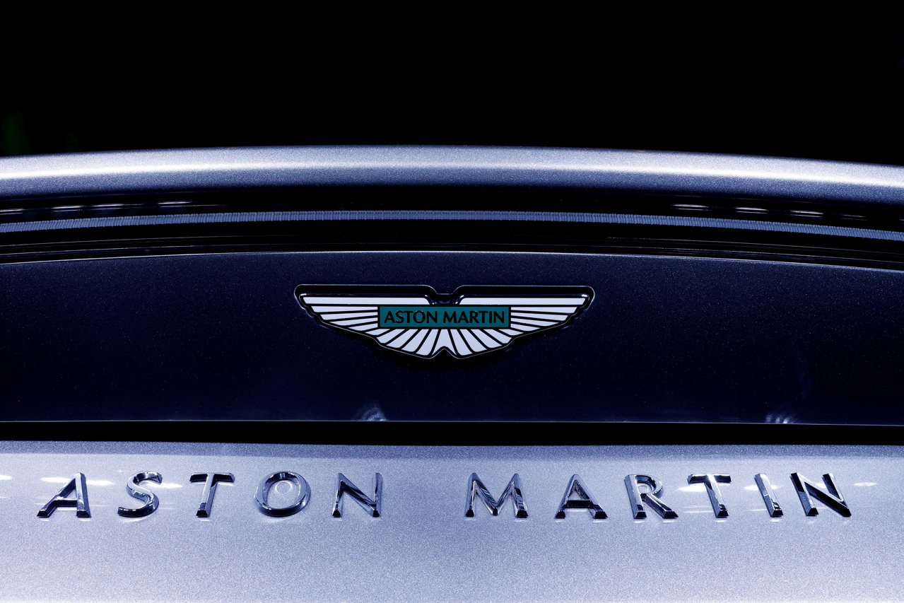 El fabricante de automóviles de lujo británico Aston Martin anunció que, debido al impacto de los aranceles de EE. UU. y la baja demanda en China, las pérdidas anuales continúan aumentando, y la compañía planea reducir su personal en un 20%. Reuters