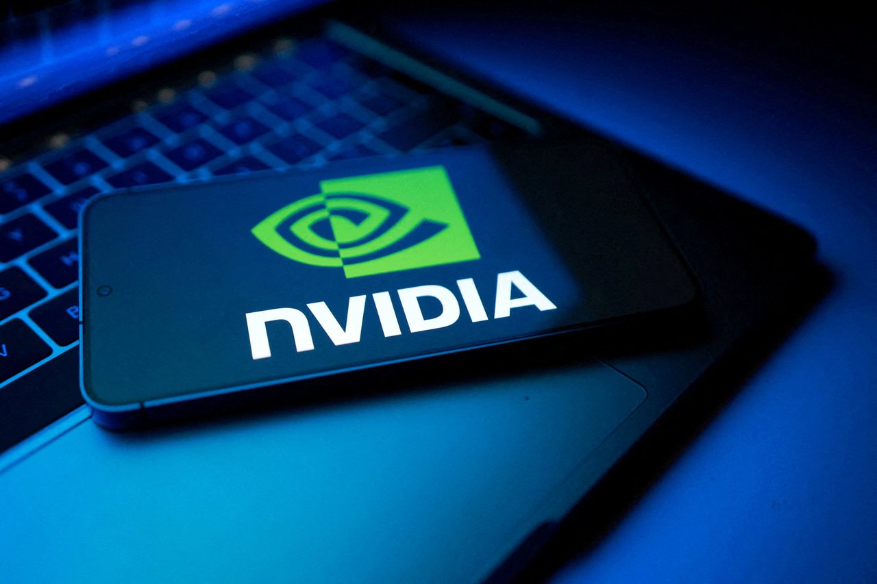 Nvidia presentó resultados sobresalientes del último trimestre, pero tras un aumento del 4% en la cotización después del cierre del mercado, las acciones cayeron, reflejando las altas expectativas de los inversores. (Reuters)
