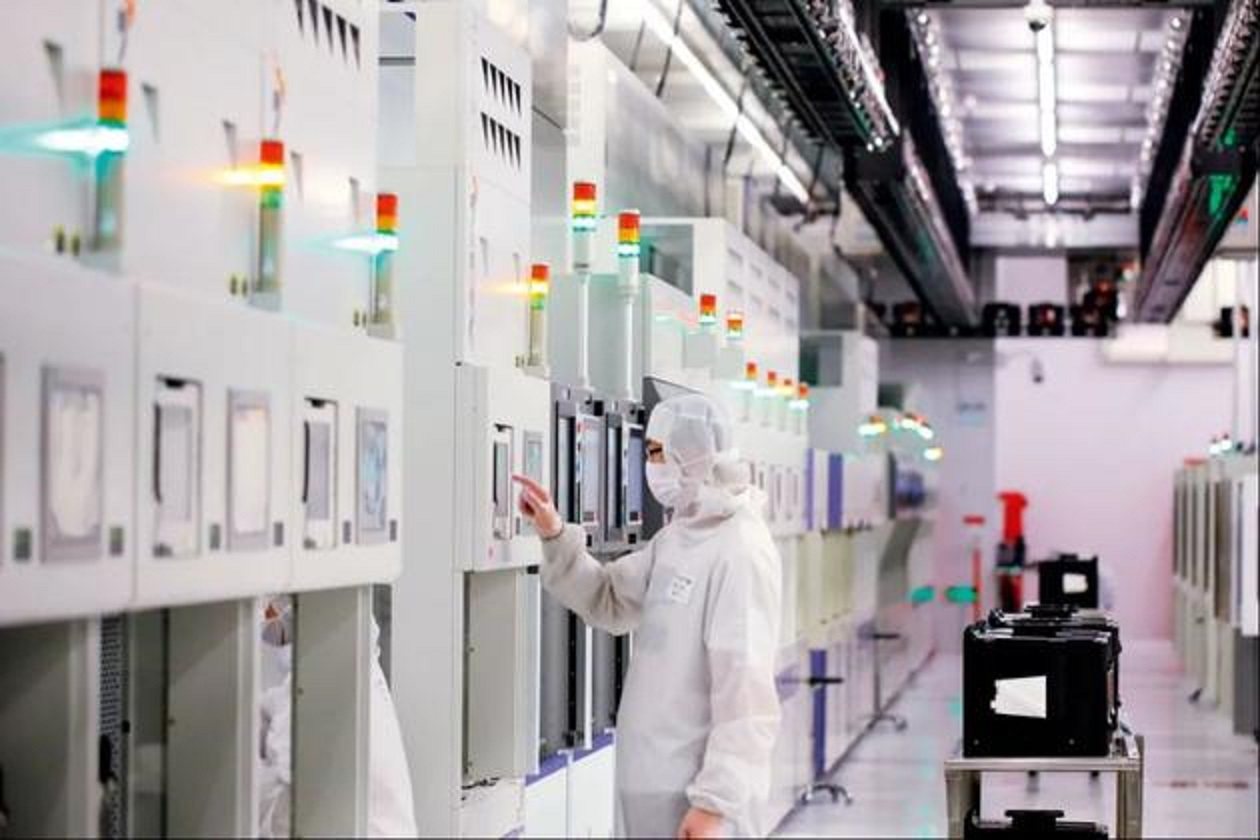 Personal de SMIC operando equipos en el área de desarrollo económico y técnico de Beijing. (Xinhua)