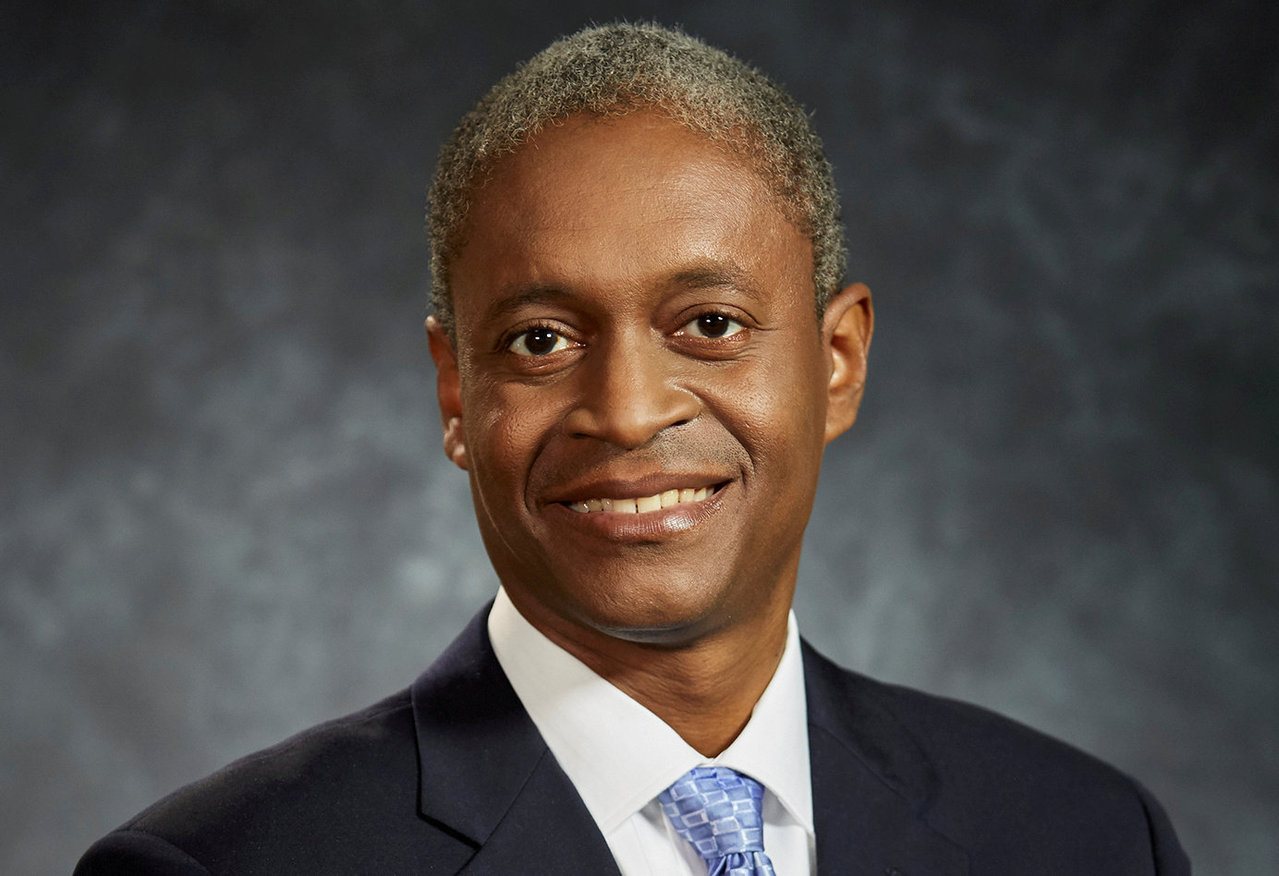 Raphael Bostic, presidente de la Reserva Federal de Atlanta, emite un mensaje advirtiendo que las luchas políticas en torno a la Fed están minando la confianza del público en la independencia del banco central, lo que también afectará el desempeño económico de EE. UU. y su posición en la economía global. (Reuters)