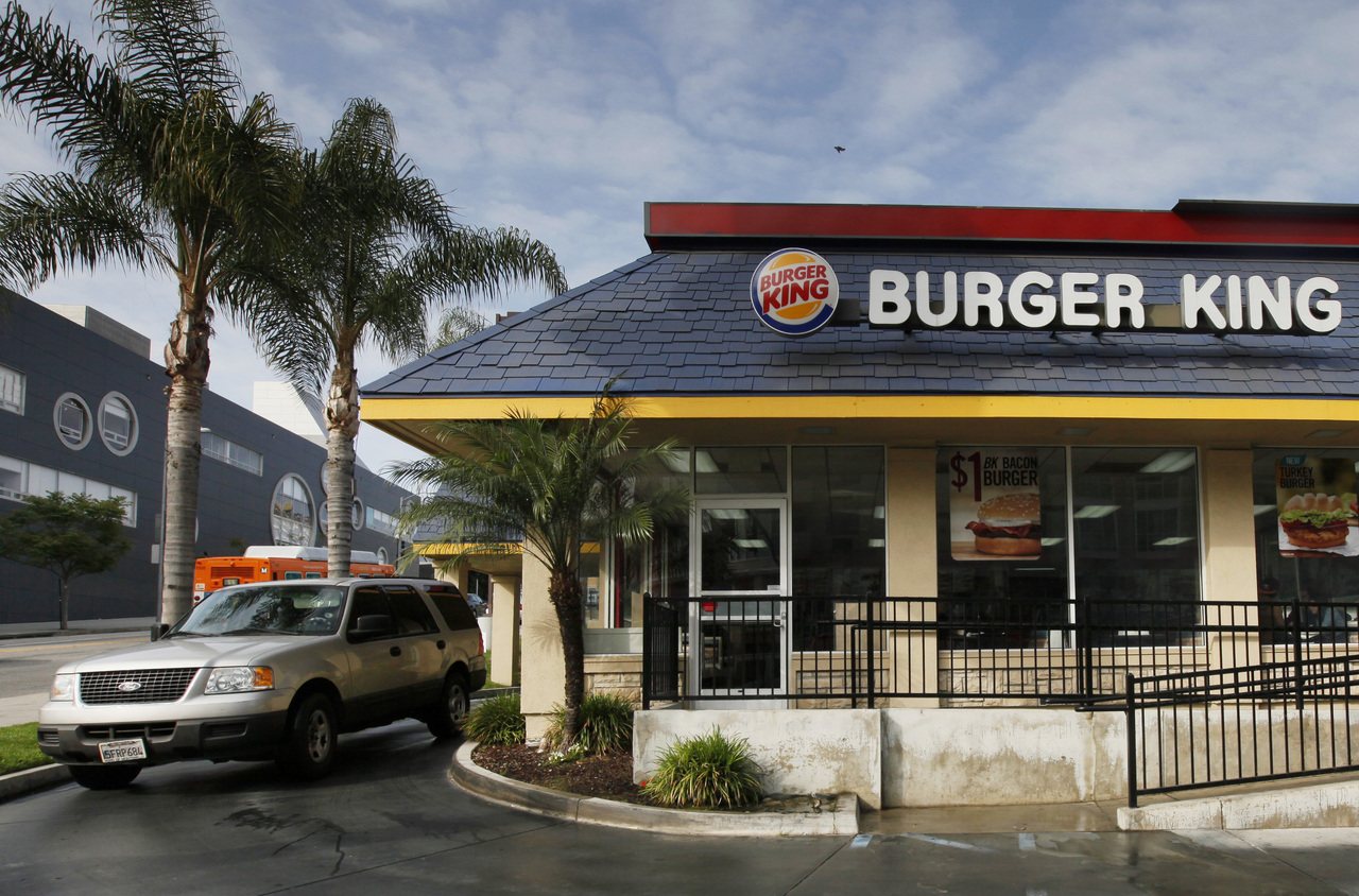 Burger King está probando auriculares de IA para observar las interacciones entre empleados y clientes. (AP Photo)