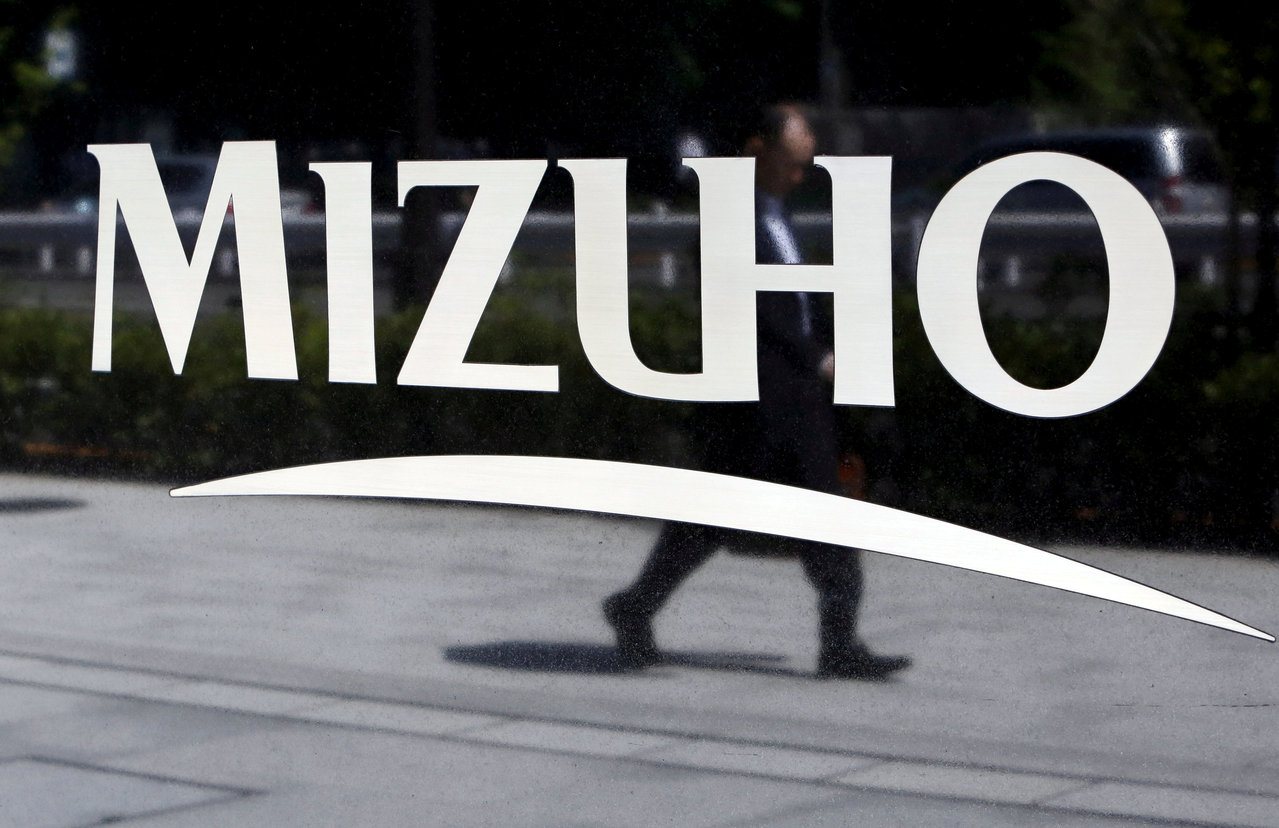 El grupo financiero japonés Mizuho anunció que en los próximos 10 años introducirá IA para reemplazar alrededor de 5,000 puestos administrativos. (Reuters)