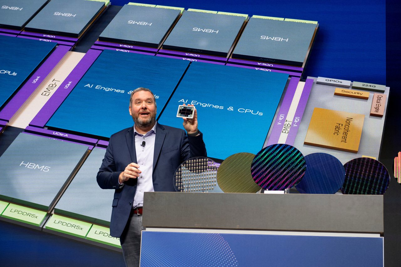 Kevin O'Buckley, responsable de la fabricación de semiconductores en Intel, elogiando la tecnología 18A como la más avanzada, ahora se informa que se unirá a Qualcomm. (Reuters)