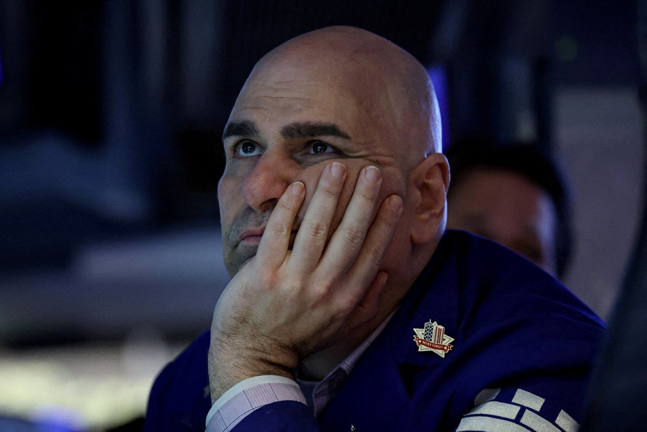 Las bolsas estadounidenses cayeron en la apertura del 27, con el índice Dow Jones cayendo más de 600 puntos. Reuters