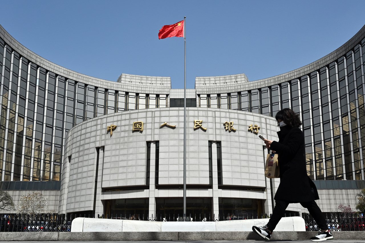 El 27 de marzo, el Banco Popular de China anunció que a partir del 2 de marzo, la tasa de reserva de riesgo de divisas para las operaciones de venta a plazo se reducirá del 20% al 0%. Esta medida señala el uso de herramientas de ajuste cíclico por primera vez en tres años.（Hong Kong Zhongtong News）